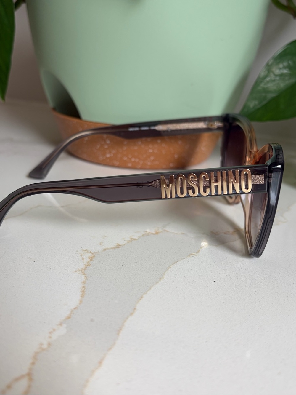 🍎 MOSCHINO Sunnies! - Picture 6 of 6